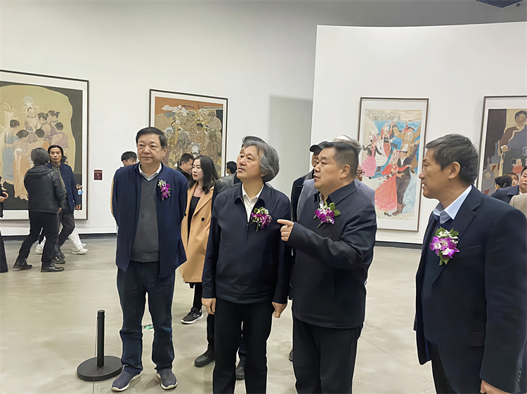 6 观展.jpg 6 观展.jpg